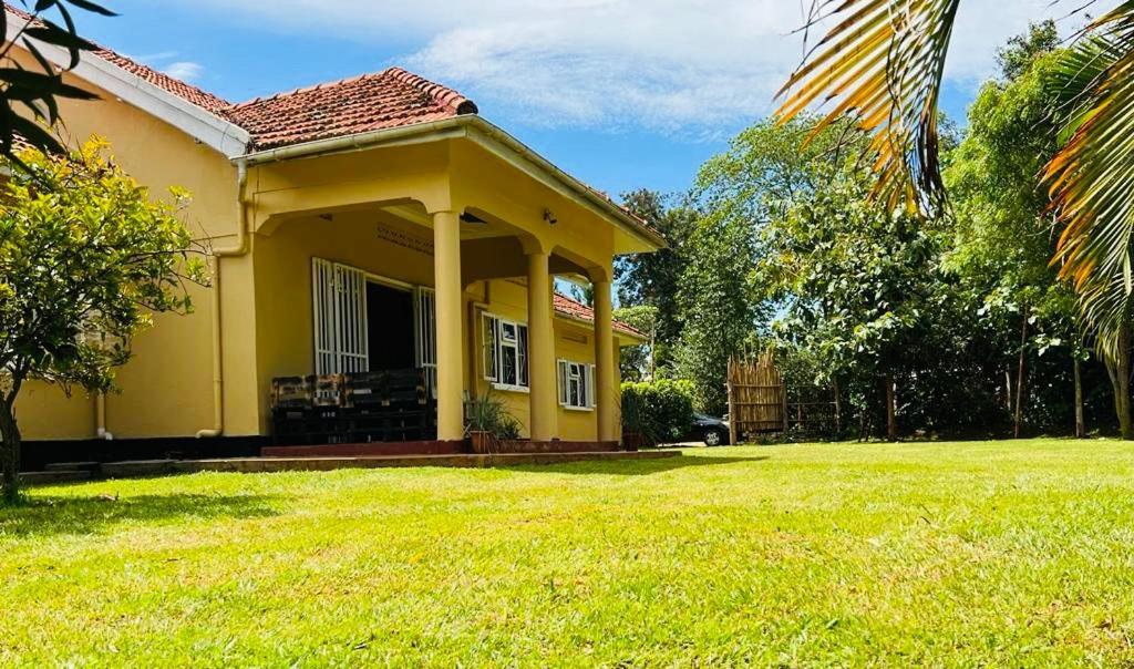 Buutu Nest Bed & Breakfast Джинджа Екстериор снимка